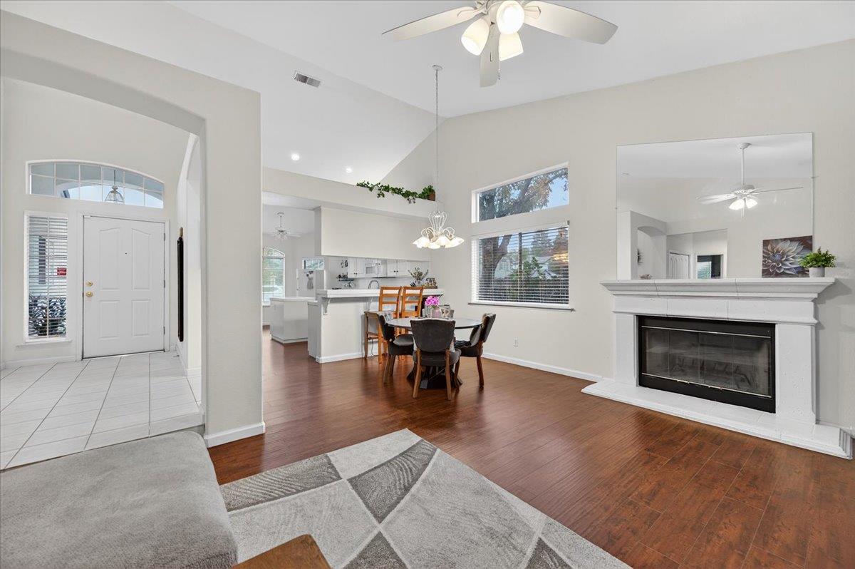 2349 E La Quinta Dr, Fresno, CA 93730