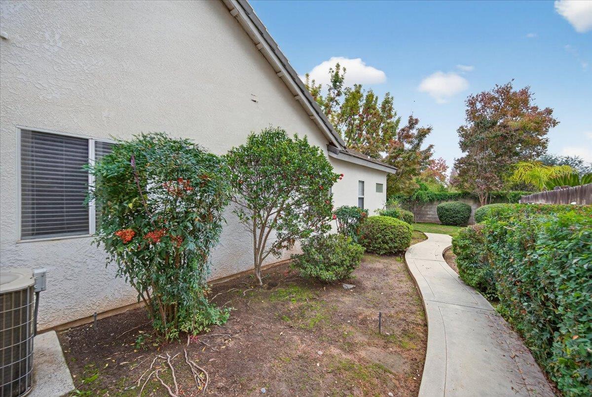 2349 E La Quinta Dr, Fresno, CA 93730