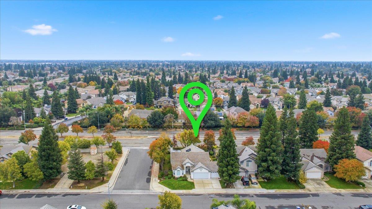 2349 E La Quinta Dr, Fresno, CA 93730