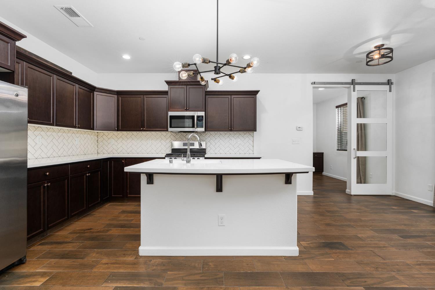 6108 W Dupont Dr, Fresno, CA 93722