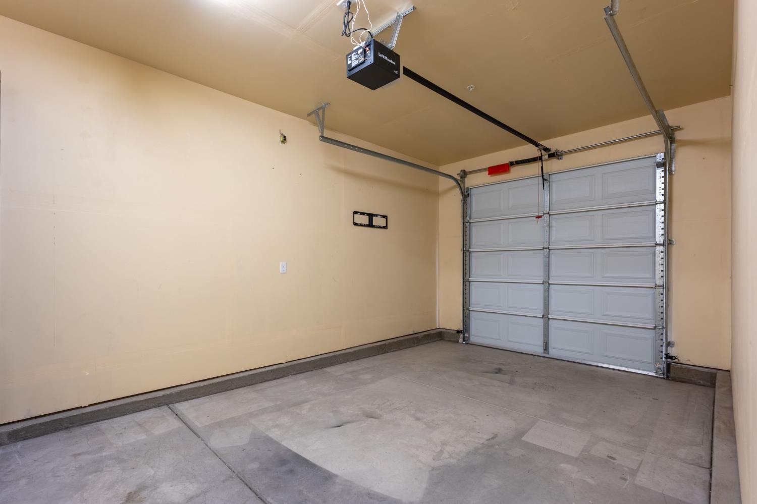 6108 W Dupont Dr, Fresno, CA 93722