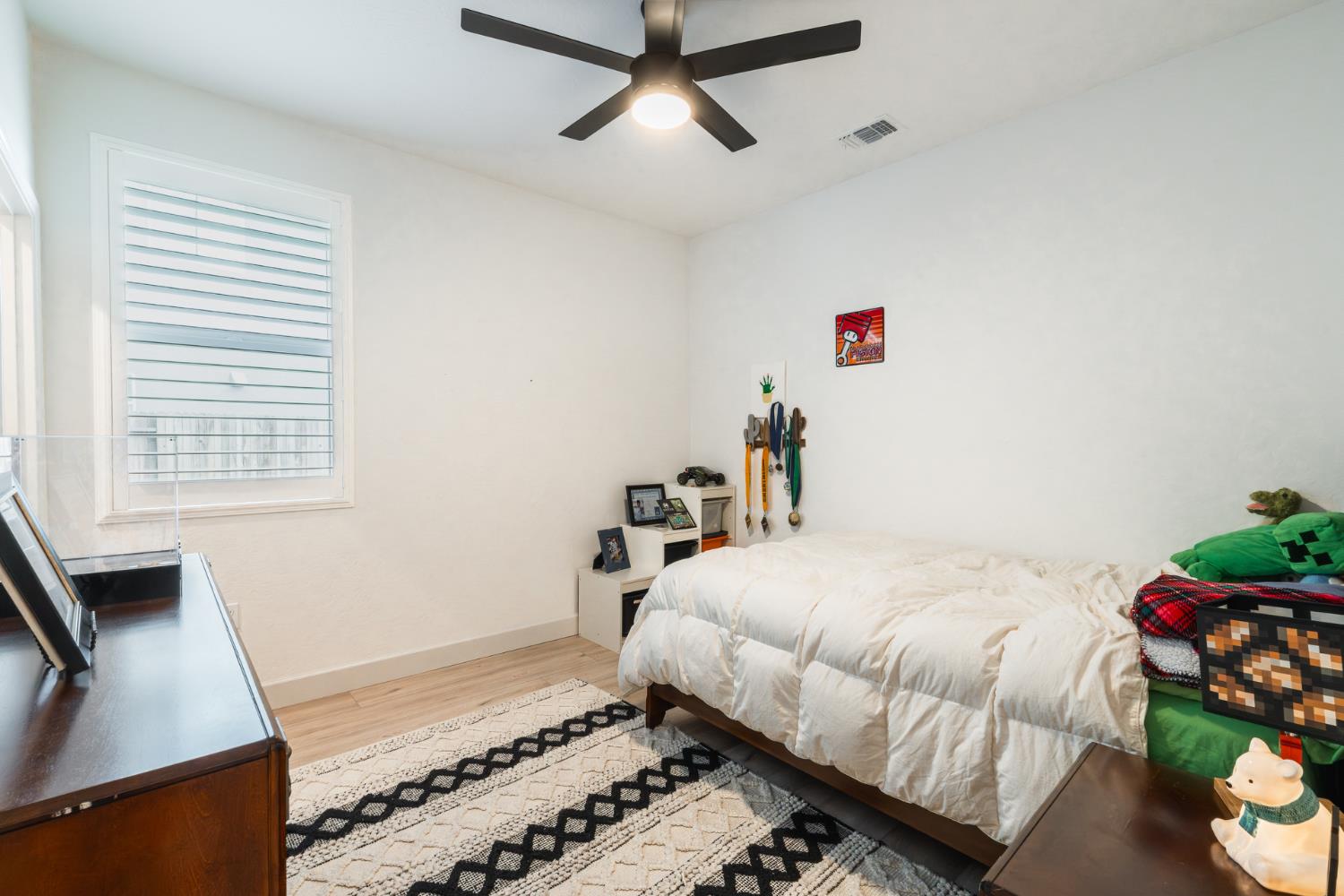 6141 E Peralta Way, Fresno, CA 93727