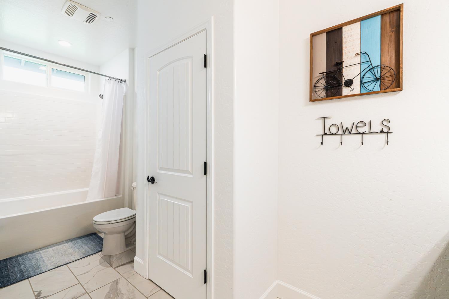 6141 E Peralta Way, Fresno, CA 93727