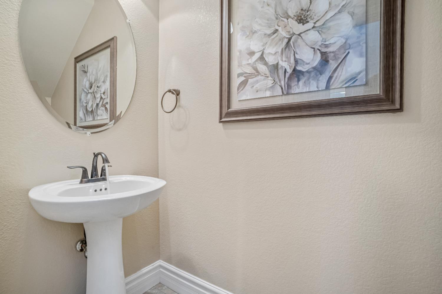 1345 N Kaweah Ave, Clovis, CA 93619