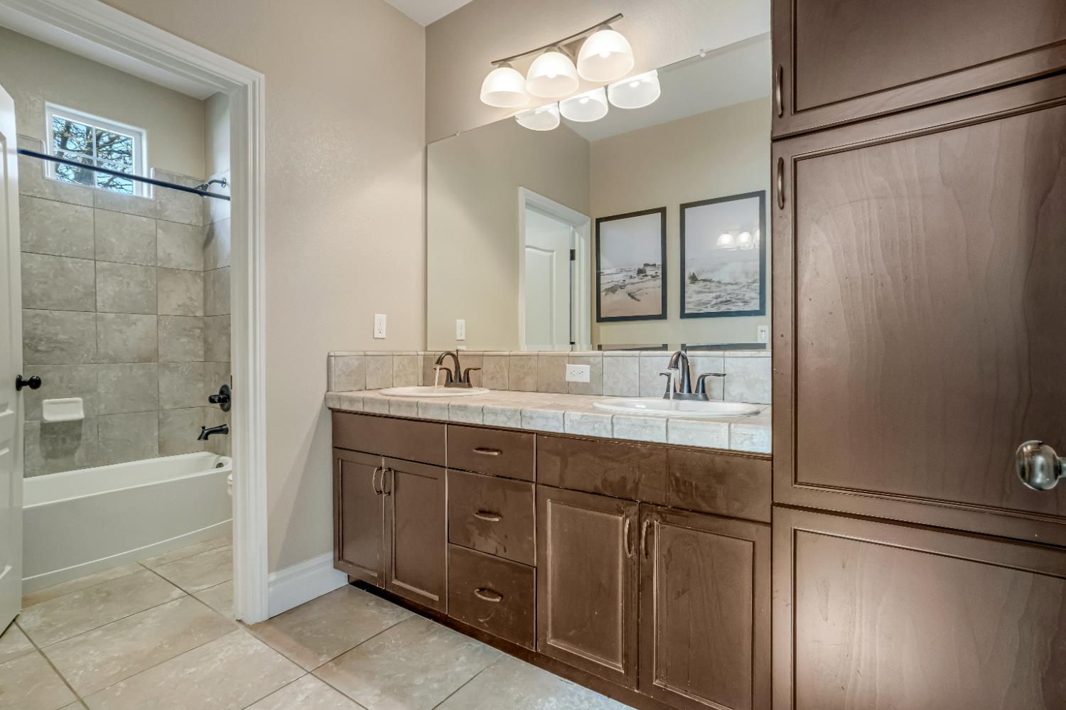 1345 N Kaweah Ave, Clovis, CA 93619