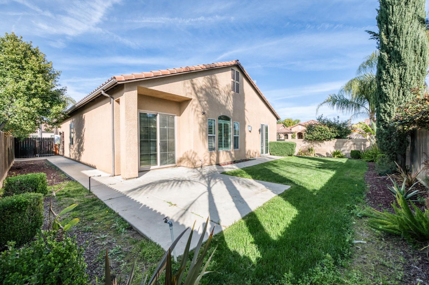 1563 E Via Mirasol Ln, Fresno, CA 93730