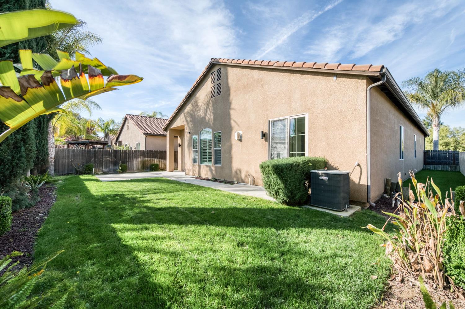 1563 E Via Mirasol Ln, Fresno, CA 93730