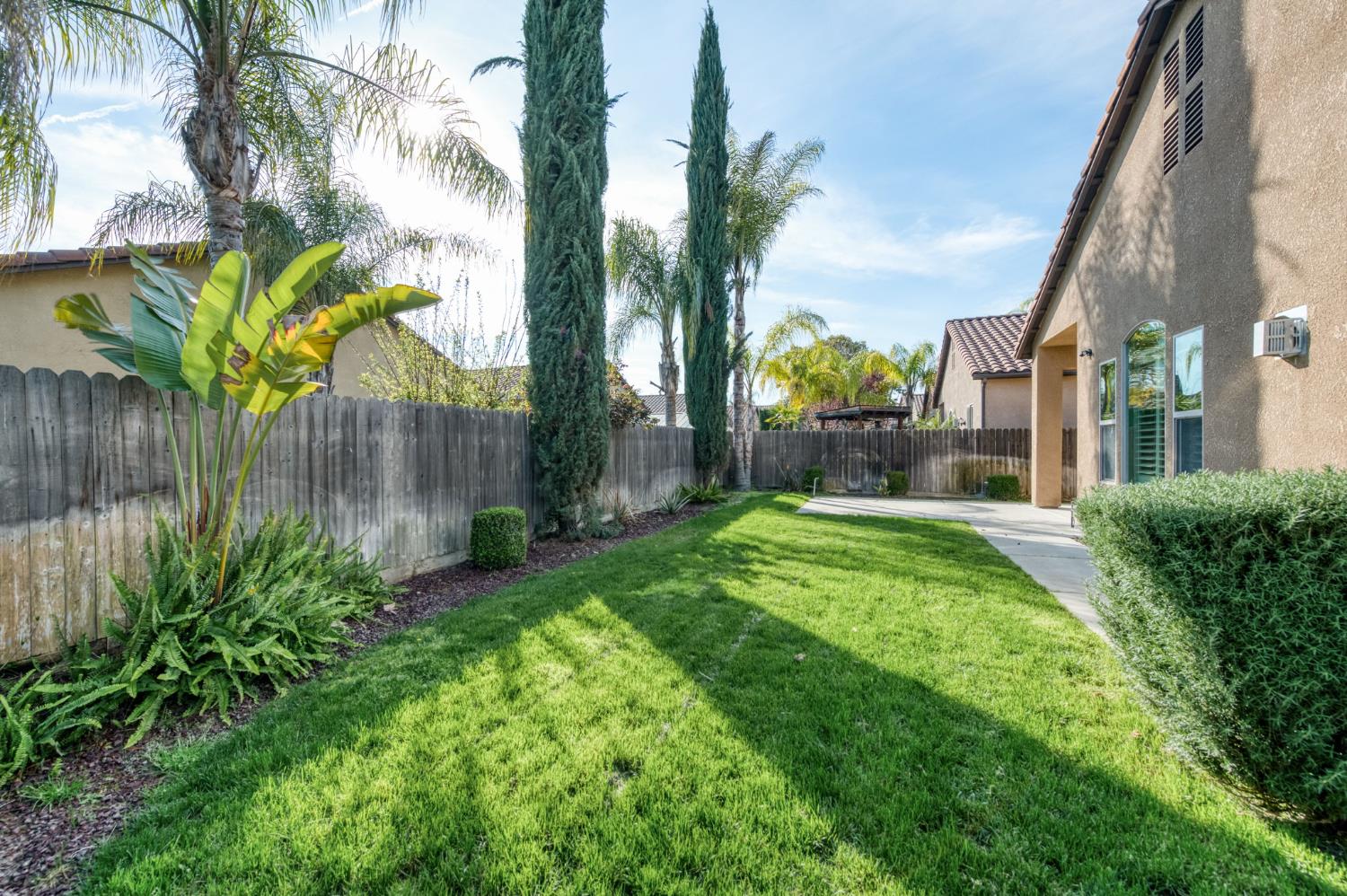 1563 E Via Mirasol Ln, Fresno, CA 93730