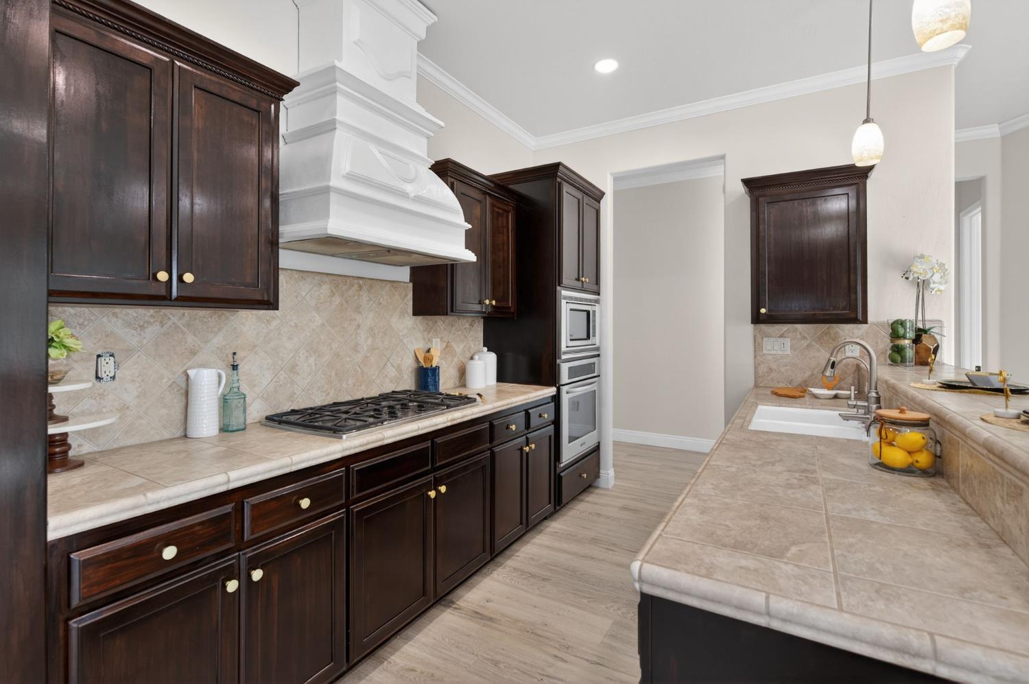 1563 E Via Mirasol Ln, Fresno, CA 93730