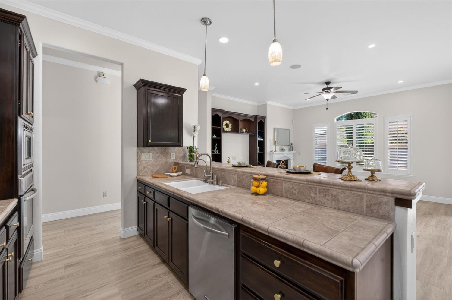 1563 E Via Mirasol Ln, Fresno, CA 93730