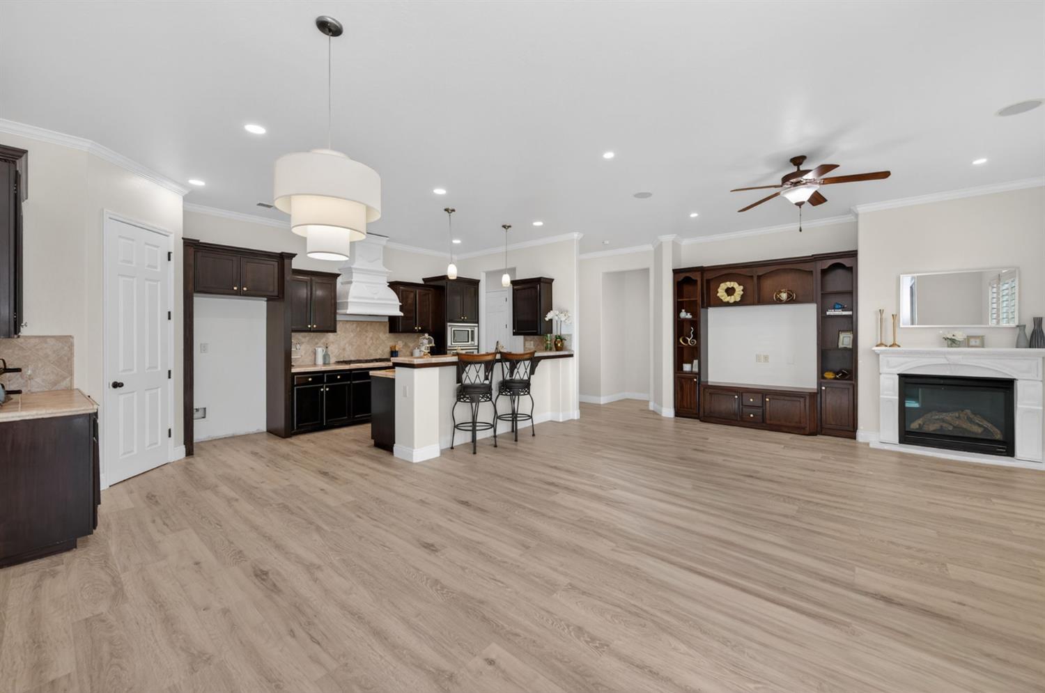 1563 E Via Mirasol Ln, Fresno, CA 93730