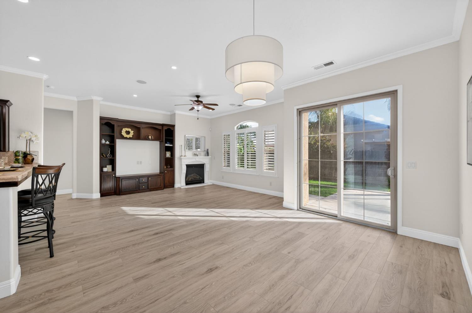 1563 E Via Mirasol Ln, Fresno, CA 93730