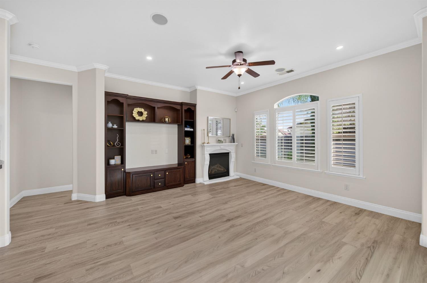 1563 E Via Mirasol Ln, Fresno, CA 93730