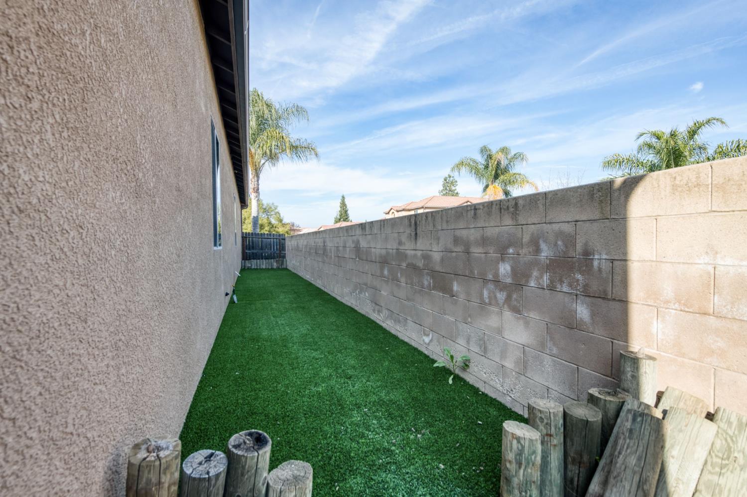 1563 E Via Mirasol Ln, Fresno, CA 93730