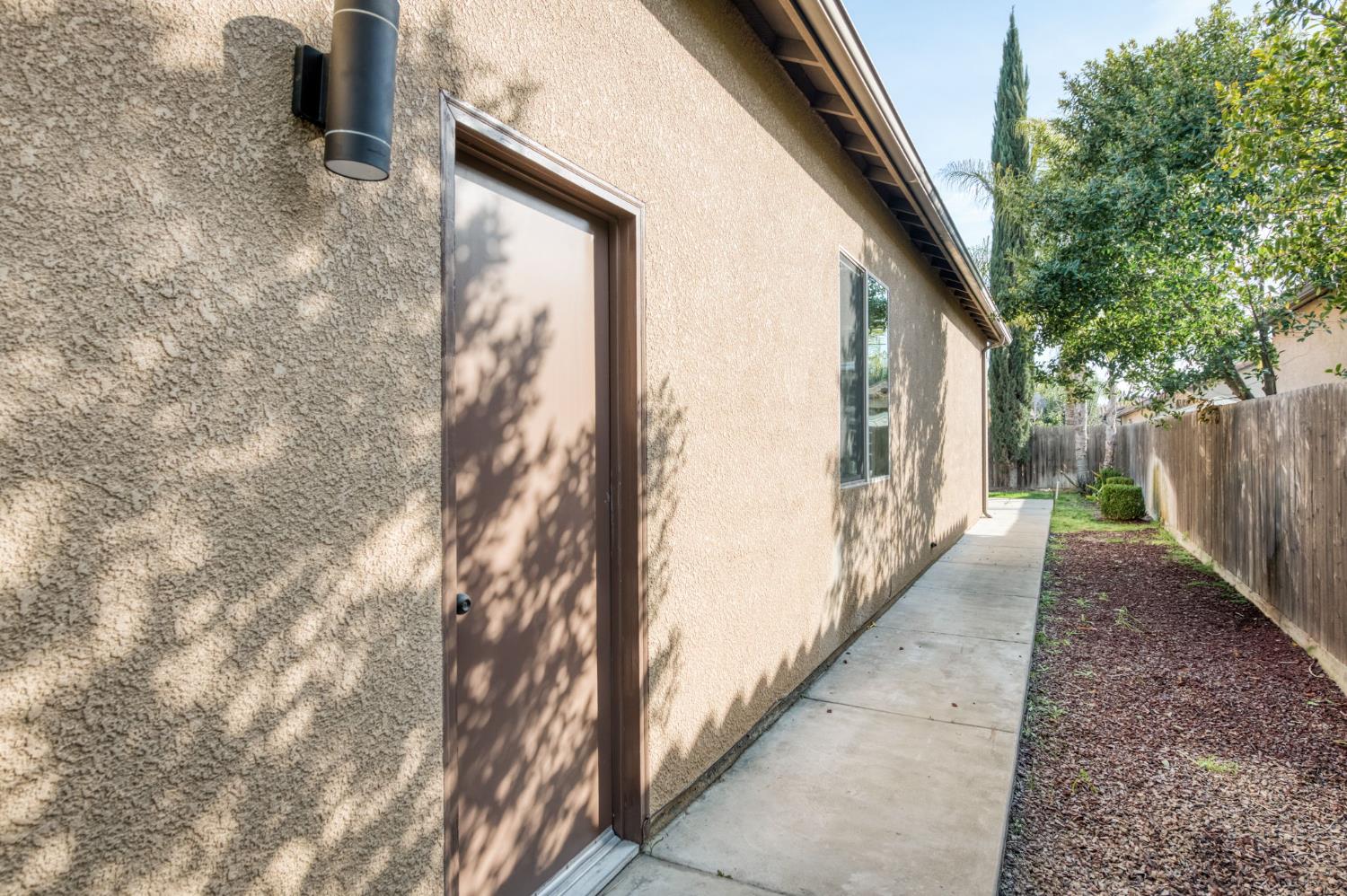 1563 E Via Mirasol Ln, Fresno, CA 93730