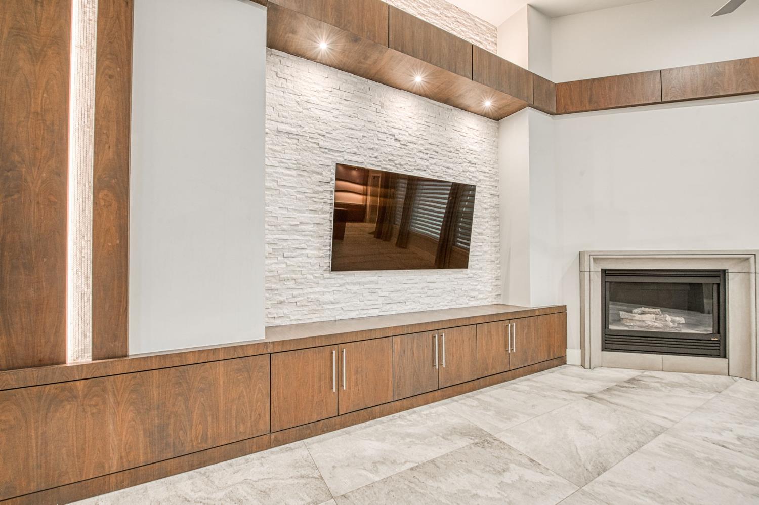 1553 E Golden Valley Way, Fresno, CA 93730