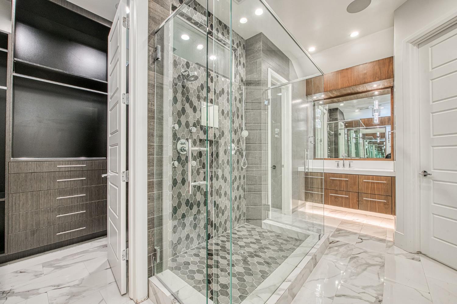 1553 E Golden Valley Way, Fresno, CA 93730