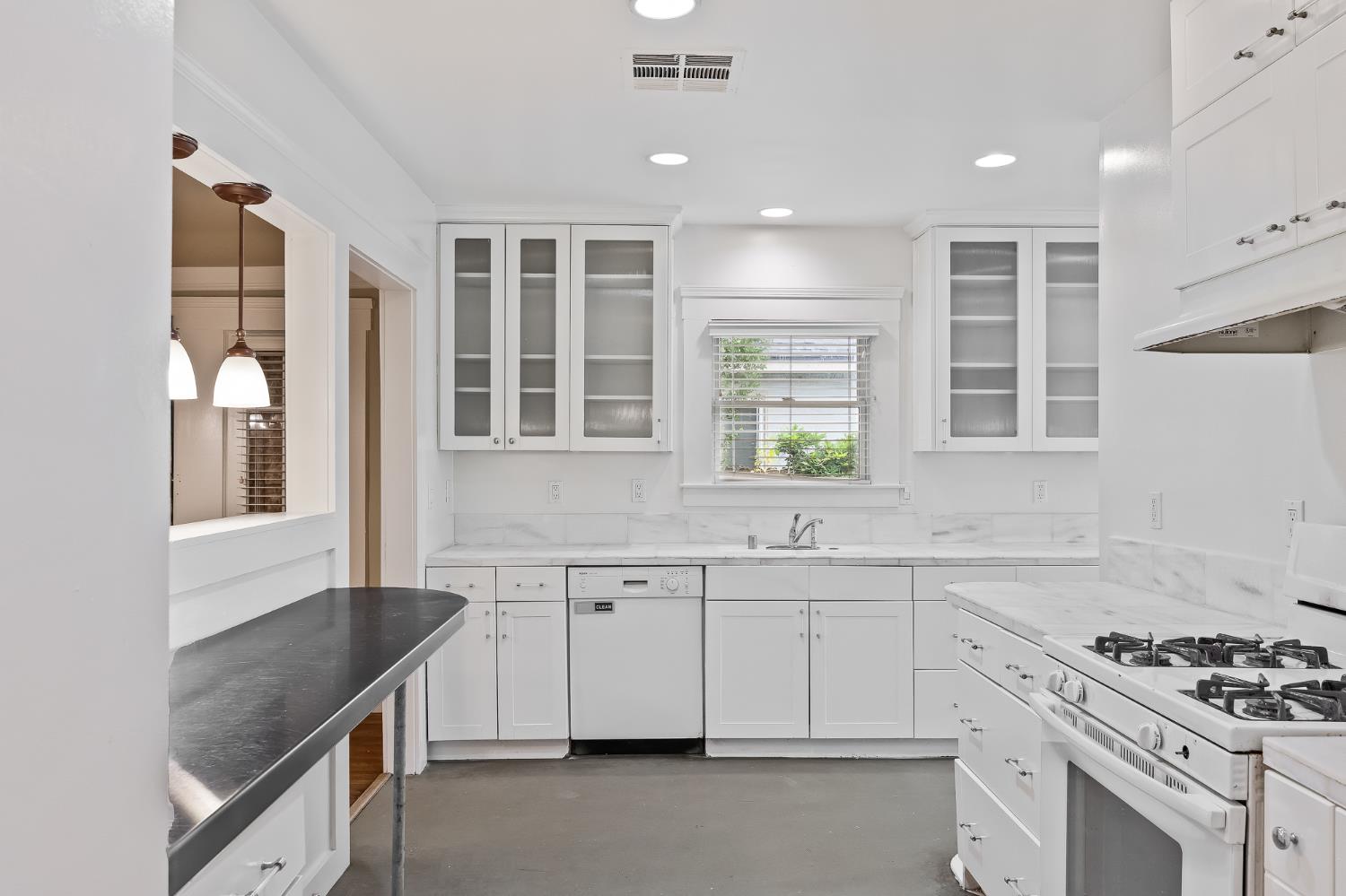 1521 N College Ave, Fresno, CA 93728