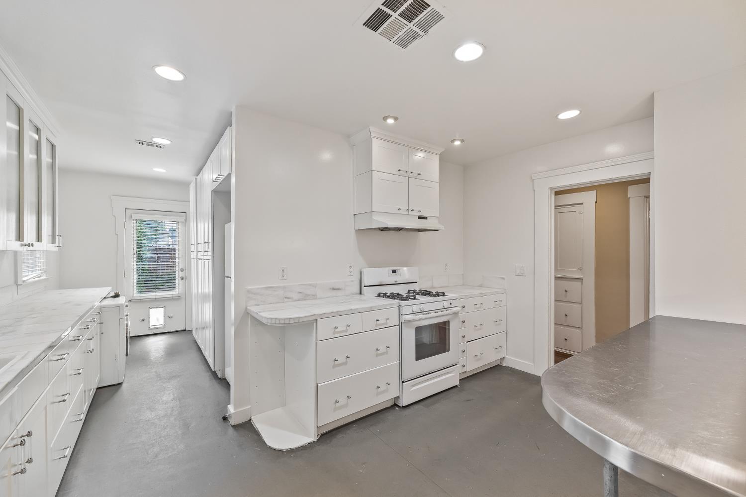 1521 N College Ave, Fresno, CA 93728