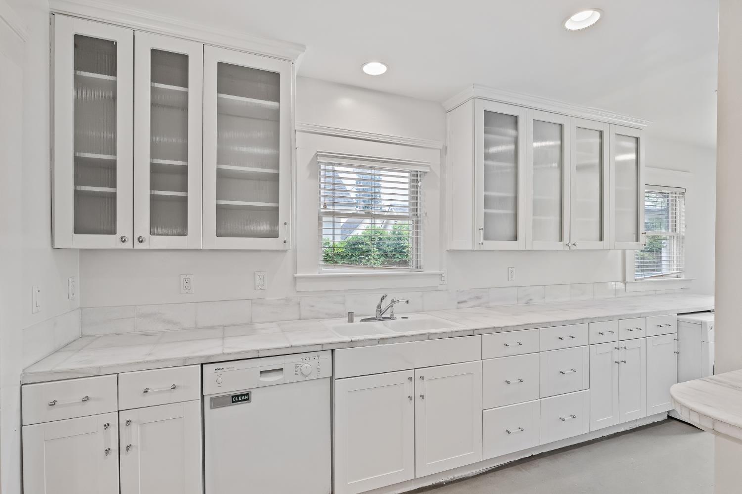 1521 N College Ave, Fresno, CA 93728