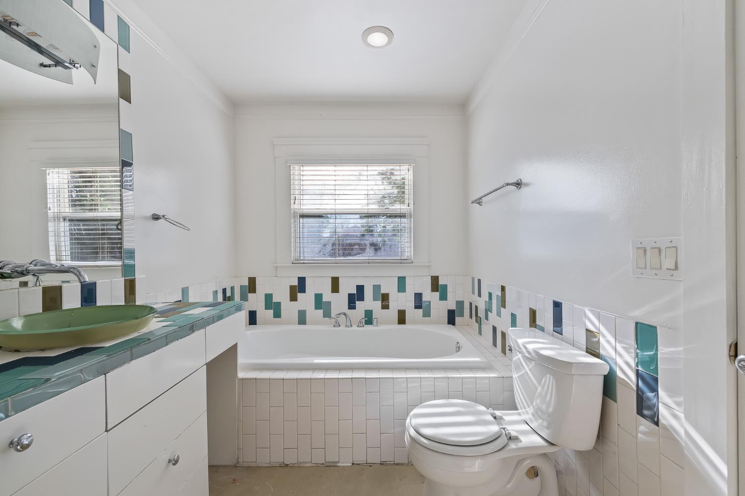 1521 N College Ave, Fresno, CA 93728