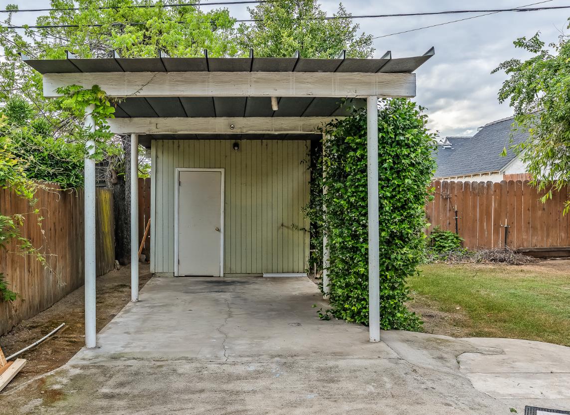 1521 N College Ave, Fresno, CA 93728