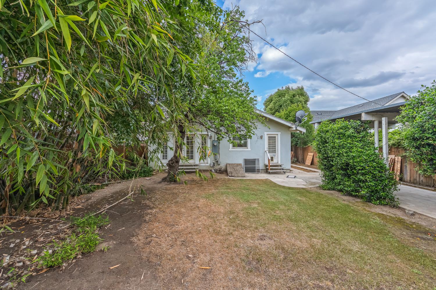 1521 N College Ave, Fresno, CA 93728