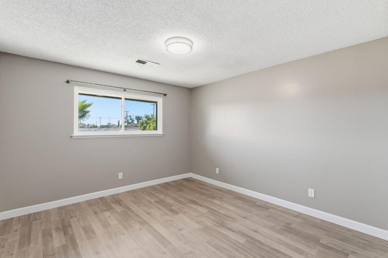 5792 W Olive Ave, Fresno, CA 93722