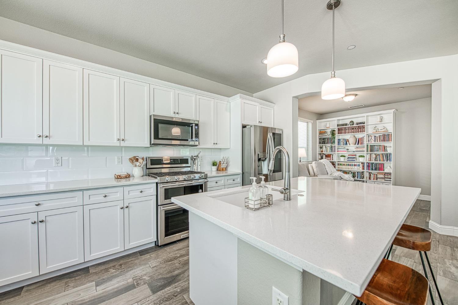 1453 E Via Viola Way, Fresno, CA 93730