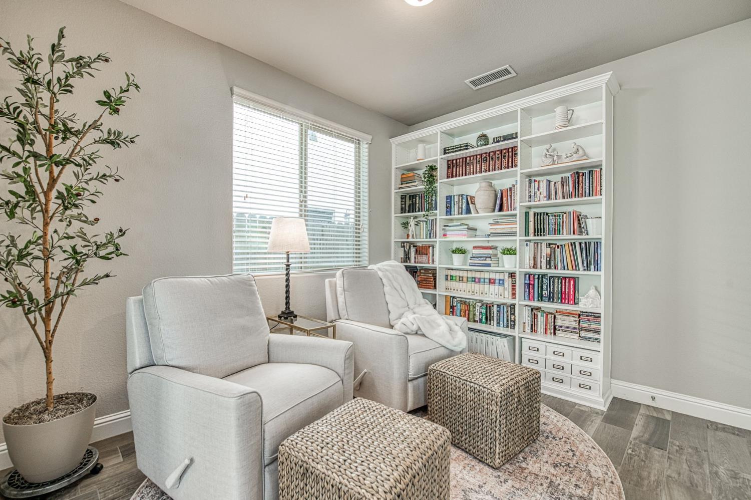 1453 E Via Viola Way, Fresno, CA 93730