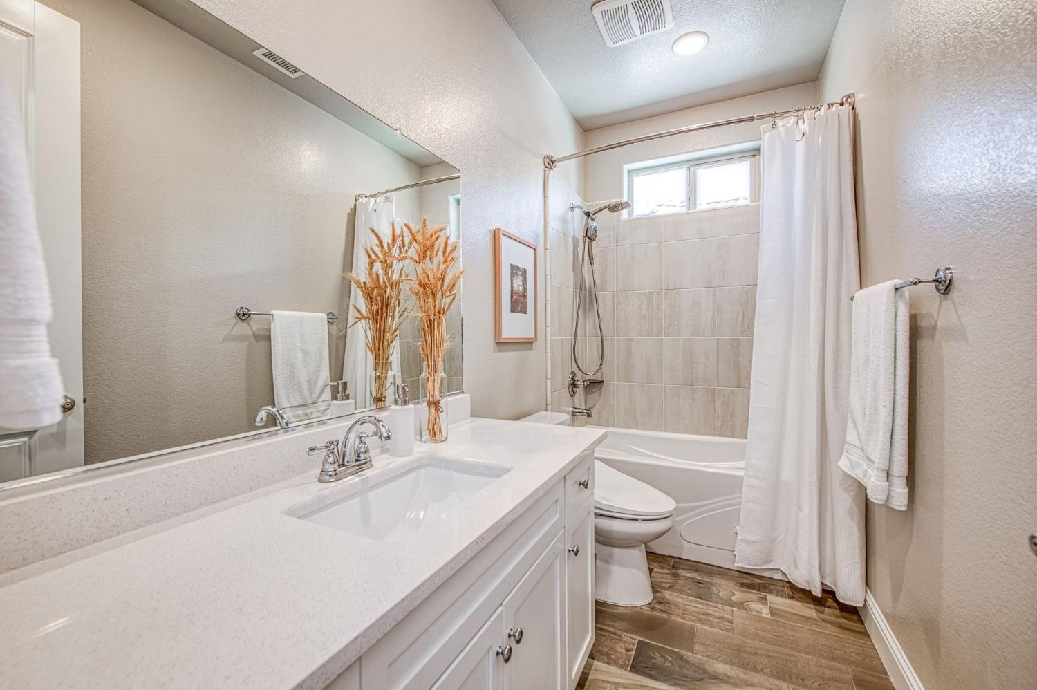 1453 E Via Viola Way, Fresno, CA 93730