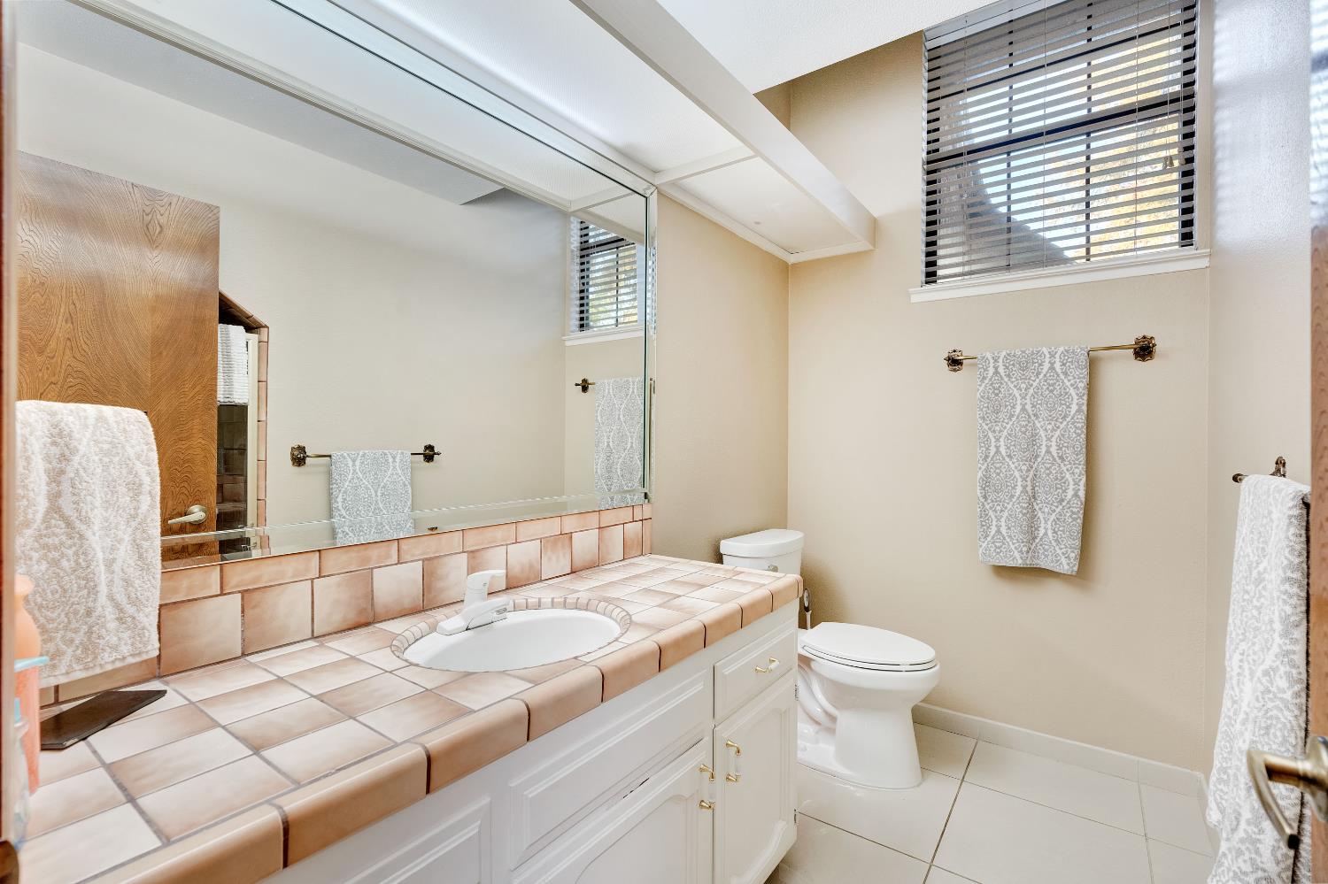 327 E Audubon Dr, Fresno, CA 93720