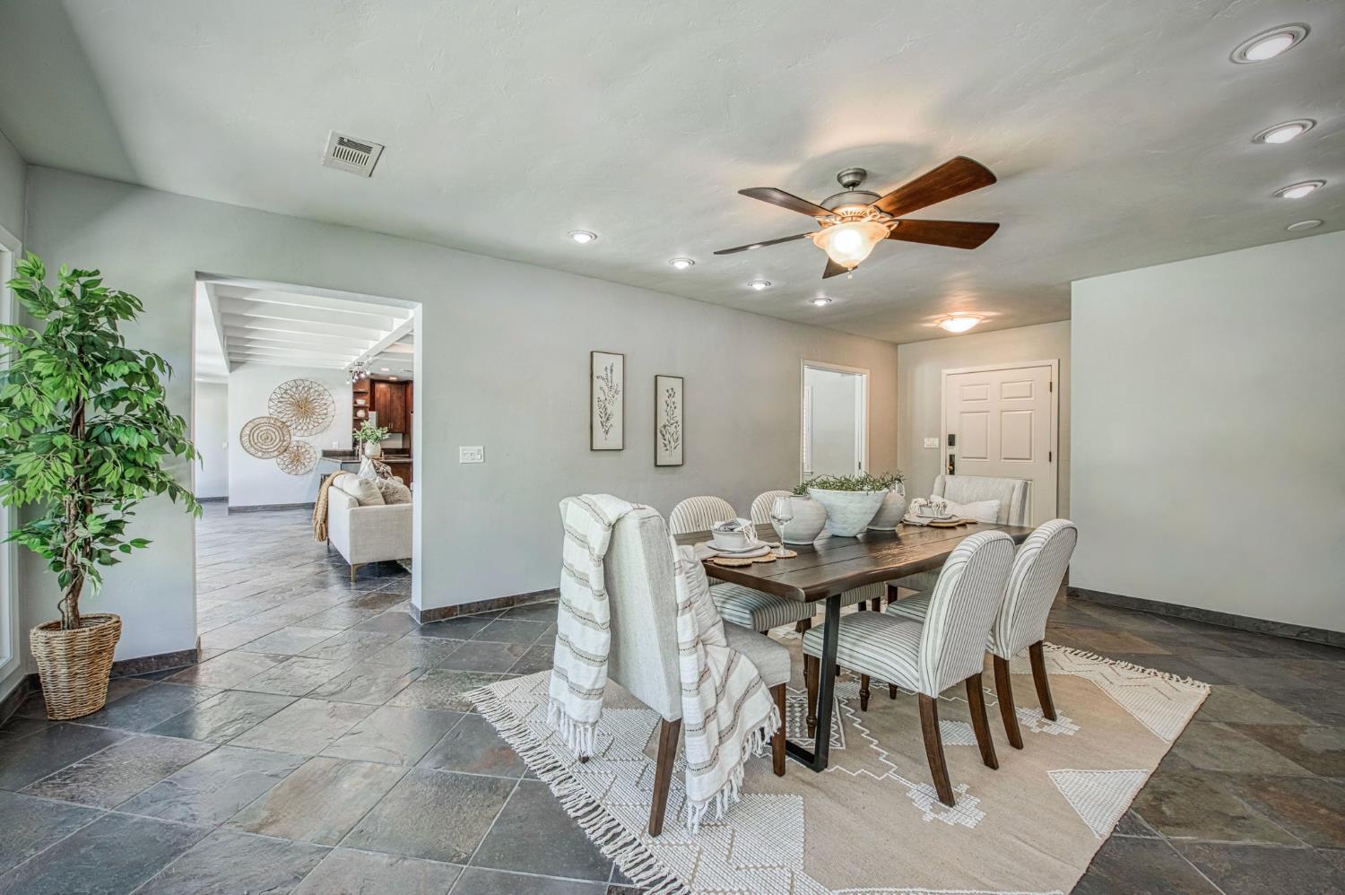2530 W Dovewood Ln, Fresno, CA 93711