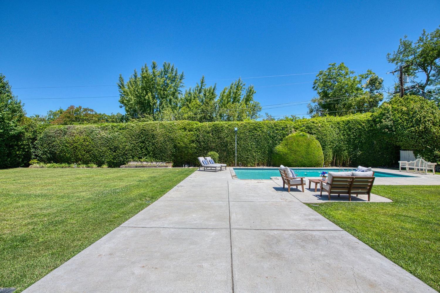 2530 W Dovewood Ln, Fresno, CA 93711