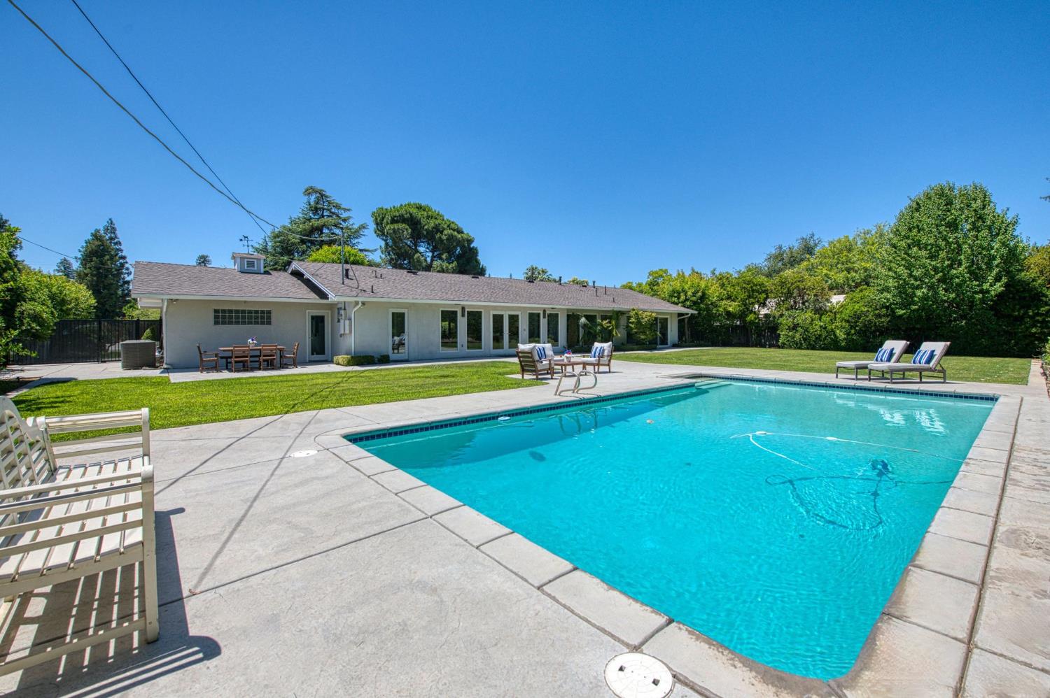 2530 W Dovewood Ln, Fresno, CA 93711