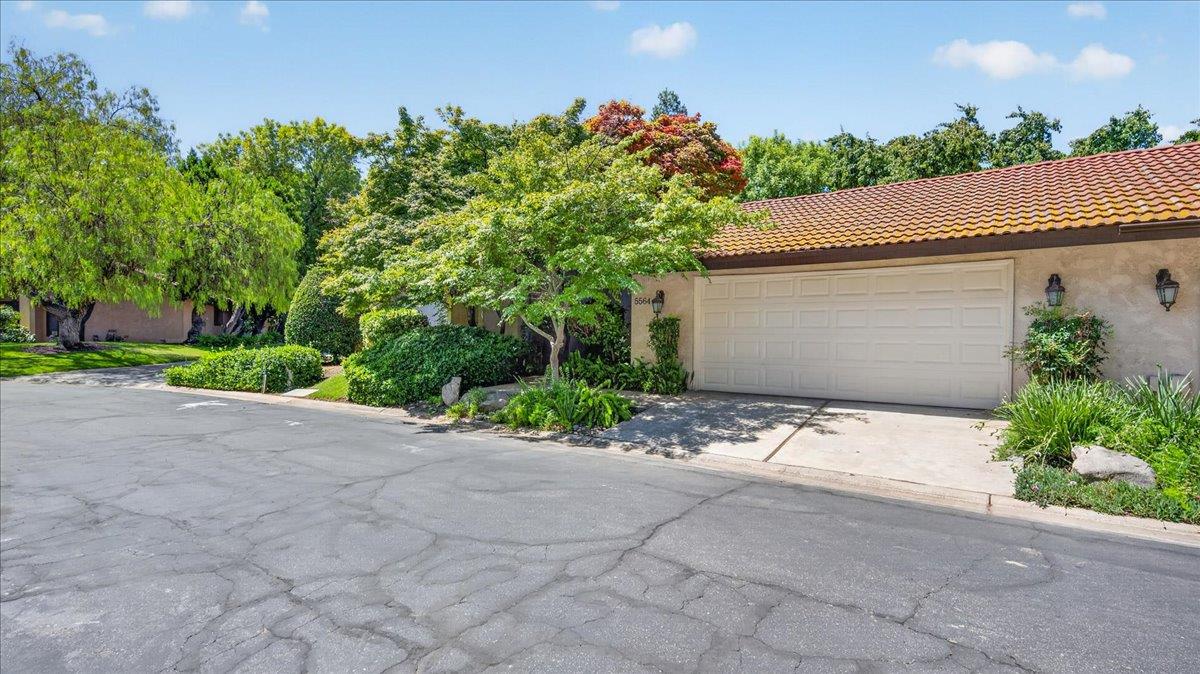 5564 N El Adobe Dr, Fresno, CA 93711