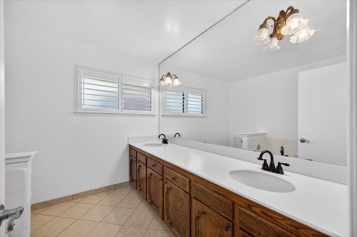 5564 N El Adobe Dr, Fresno, CA 93711