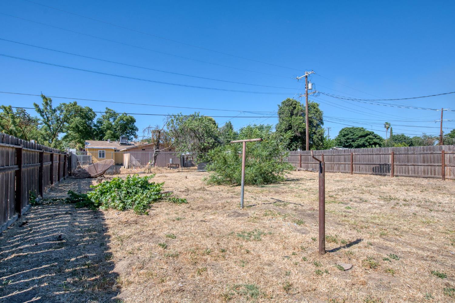 1017 E Vine Ave, Fresno, CA 93706