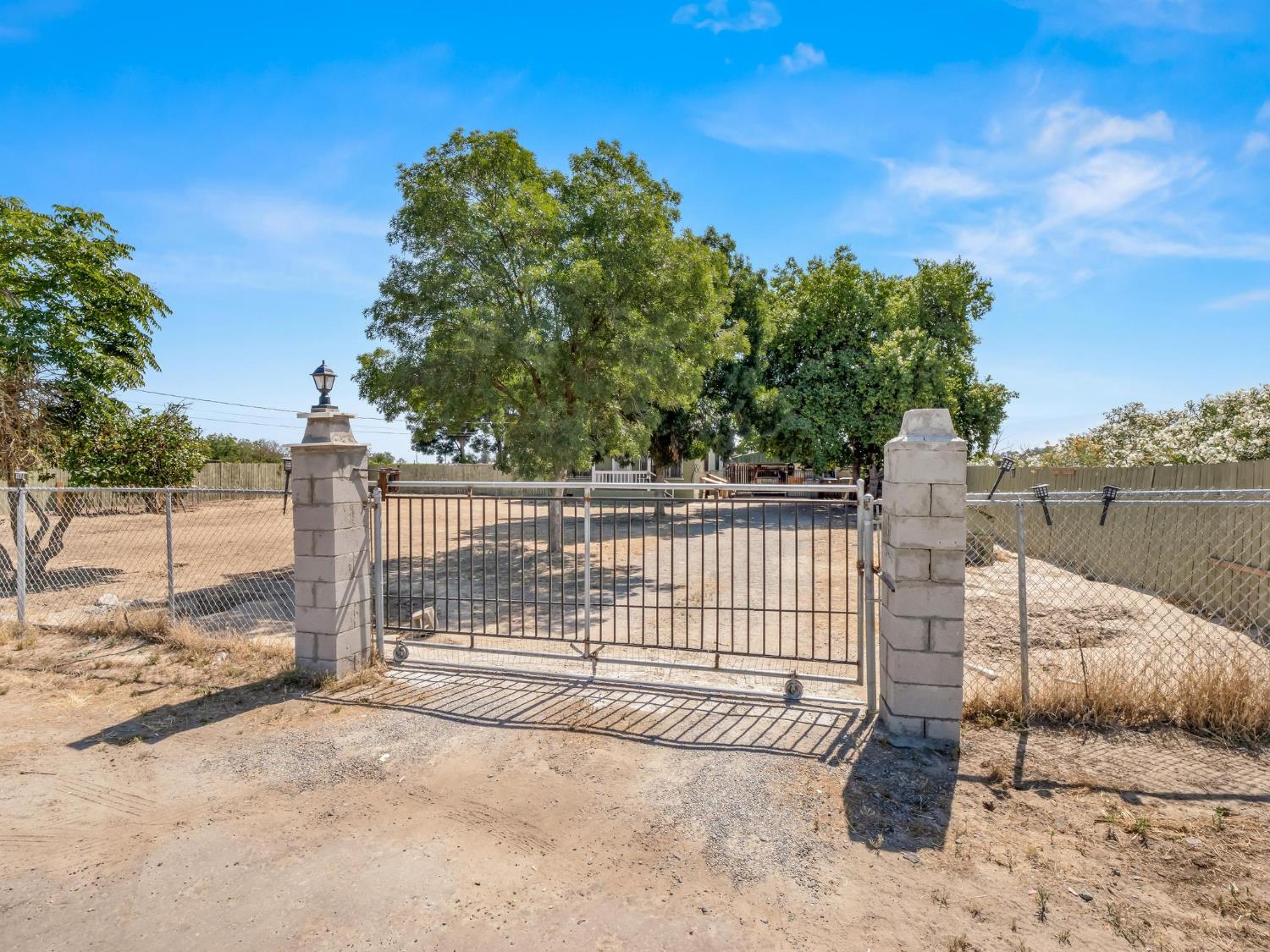 6072 S Maple Ave, Fresno, CA 93725