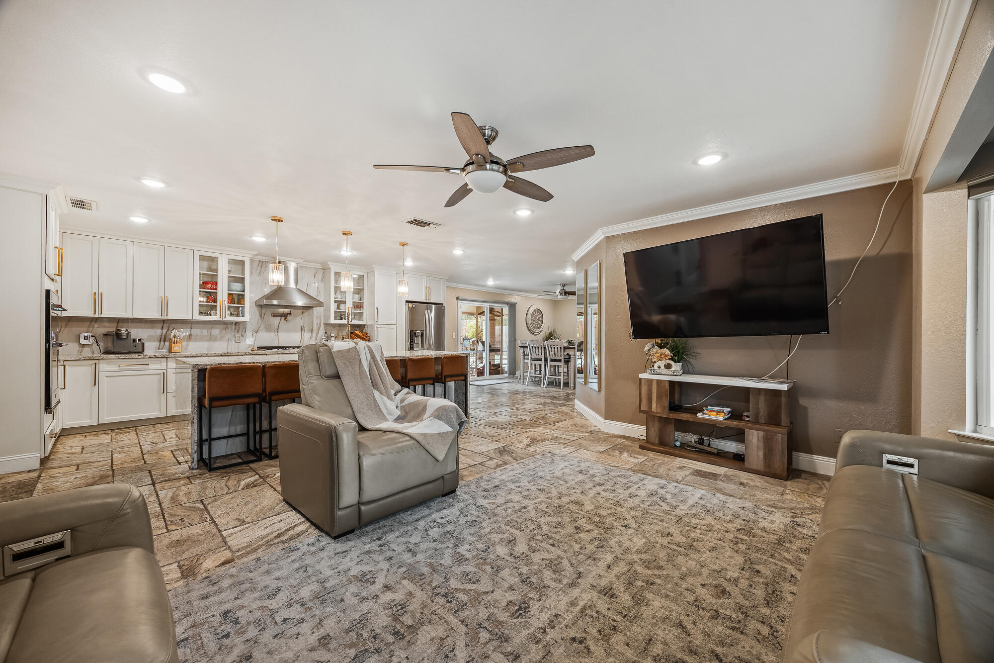 547 W Gettysburg Ave, Fresno, CA 93705