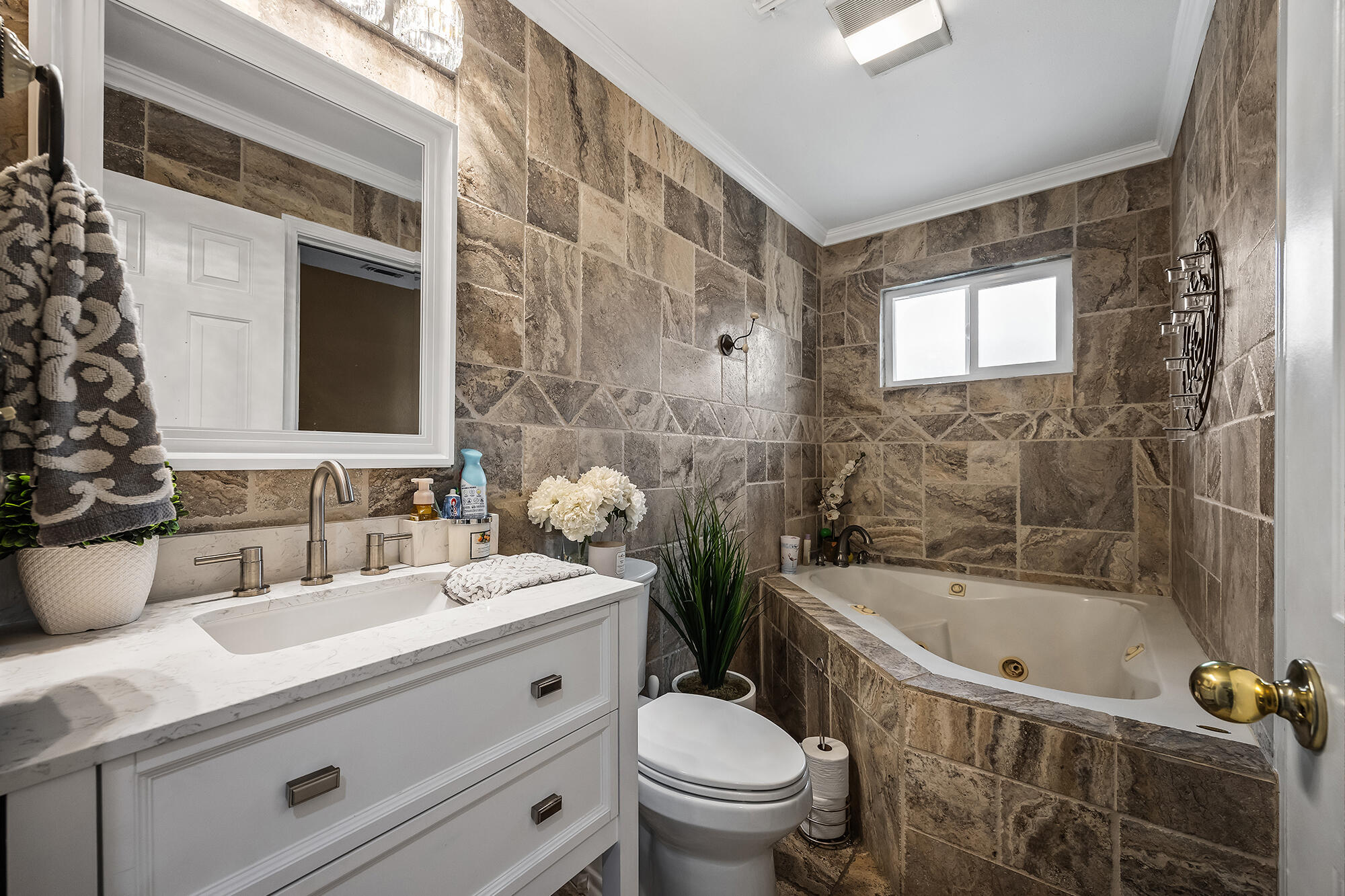 547 W Gettysburg Ave, Fresno, CA 93705